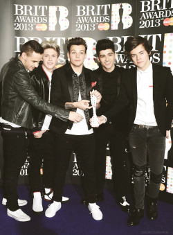 onedirectionarg:  The boys with their Brit
