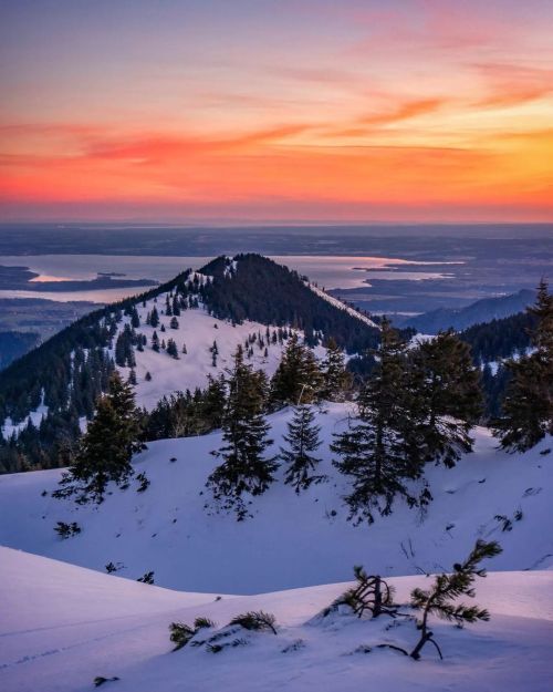 Ein fabelhafter Sonnenaufgang am Hochries in den Chiemgauer Alpen © @kra__marcoWir wünschen euch e