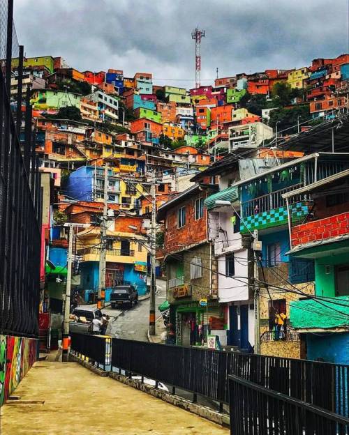 Comuna 13: Medellin Graffiti Tour