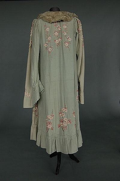Japonisme in Fashion — Silk Housecoat Japanese, Western Market 1900 Pale...