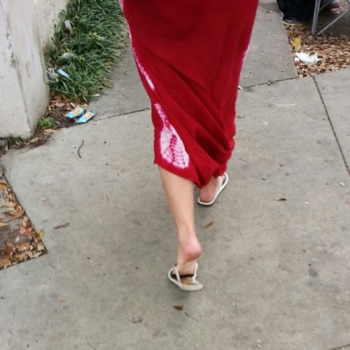 mandinolafeet: #Lexifeet she knew I was behind her #snapping #pictures #creepshot #creepfeet #flipfl