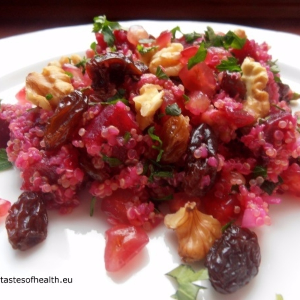 Quinoa Salad
Who is interested in a pink salad? This one is super healthy and super delicious thanks to its amazing ingredients: quinoa, beetroot, walnuts, etc.
You will find the recipe on the Tastes of Health blog.