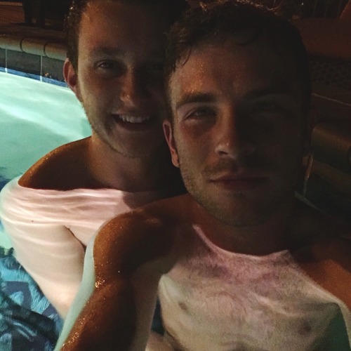 tylurtle: breaking into pools late at night  ( @kingsassy ) 
