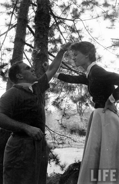 Shooting winter fashions in August(Cornell Capa. 1949)