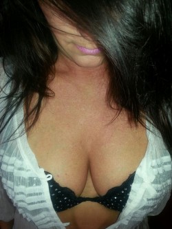 sandyc4fun:  Some cleavage for you 💋 