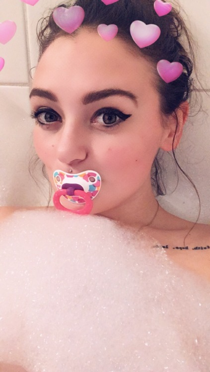 bby-lttl-spc: So I decided to take a bath with my diapee on and it was sooooo nice but my diapee swe