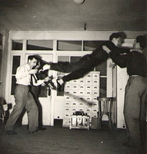 Porn photo Lancer entre amis, vers 1950.