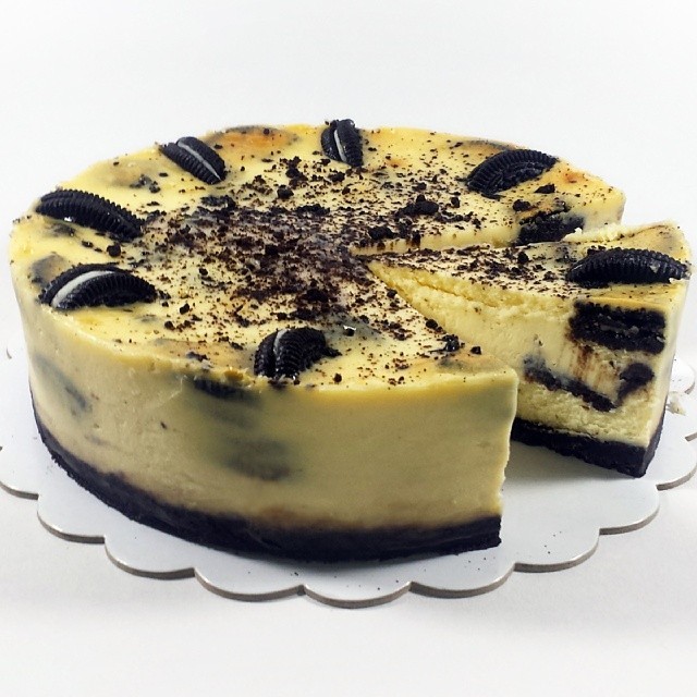 Enjoy your favorite cake and cookies in one!! Oreo cheesecake is available in 4 sizes.. #dwimmycrafty #cheesecake #oreo #oreoCheesecake