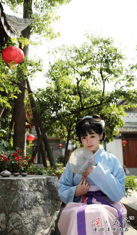 重回汉唐 5hanfu.taobao.com/Model 模特儿：陈错 全套含：上襦一件        下裙一件（带腰带）上襦：浅蓝色棉麻下裙：粉