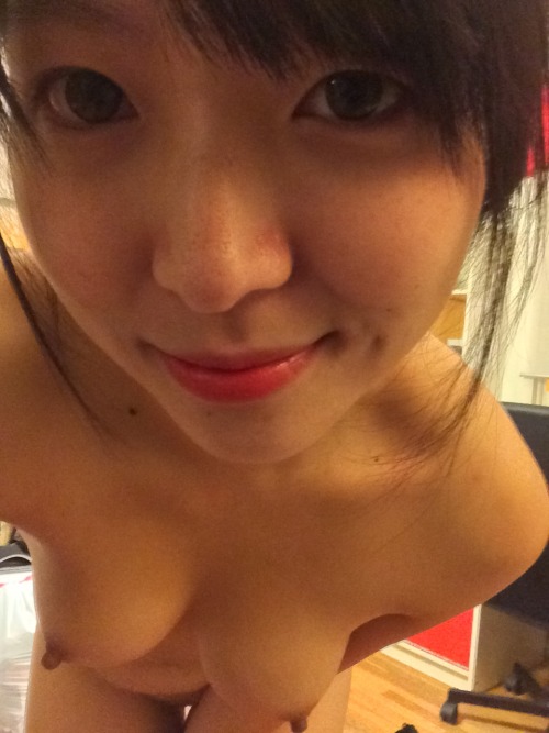 sekushipaichi:  Cuz disappearing clothing pics are too fun to take ^^;  On a semi-related note, red lips - y/n? 