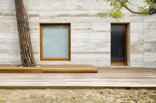 cravingdesires: dezeen: House in a Pine Wood by Sundaymorning and Massimo Fiorido Associati