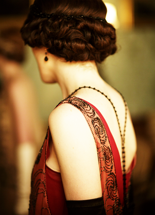 fuckyeahcostumedramas:Michelle Dockery in ‘Downton Abbey’ (2010). 
