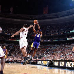 thelakersshowtime:  One of Kobe’s ridiculous