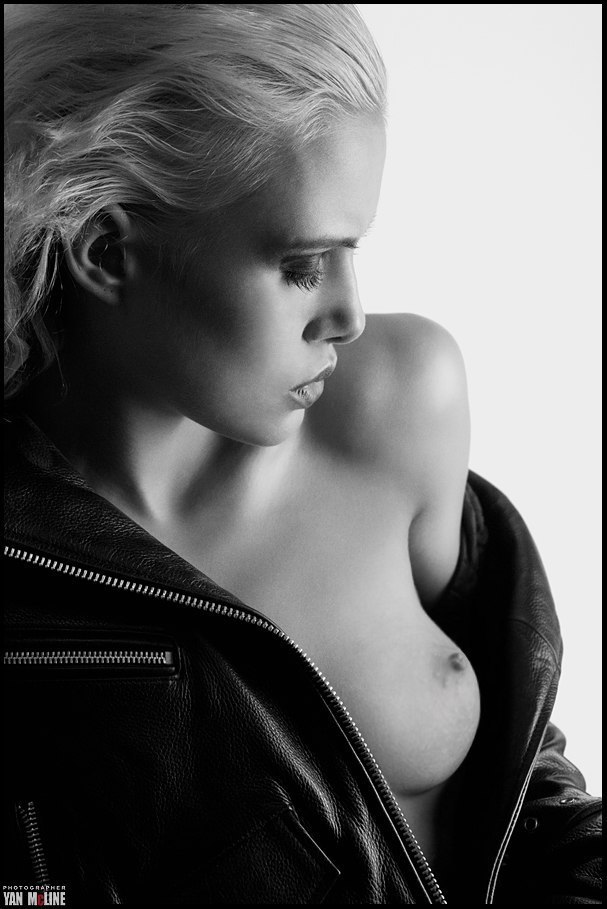 blonde - and dangerous…Elis Lenbest of erotic photography:www.radical-lingerie.com