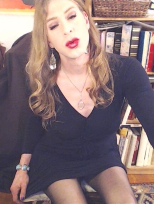 dianerobertsny:Kiss me?Can i please then ill suck your cock