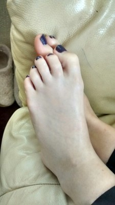 ashfeet:  Curled up pale toes :3 