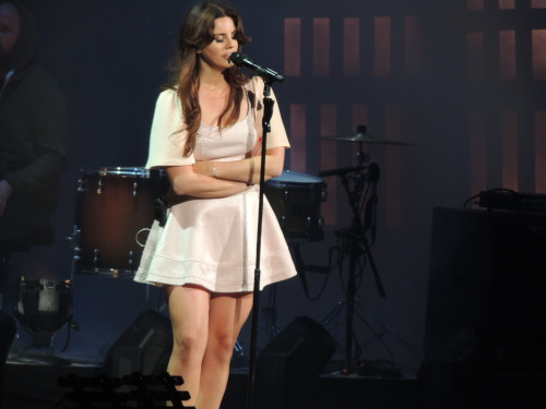 pinupgalore-lanadelrey:  nuclearfroot:  It was like 48 degrees and Lana was so cold in her cute lil dress last night omg she kept bringing up how cold it was   It was 28 degrees (later in the night), I felt so bad for her. Love her so much for doing