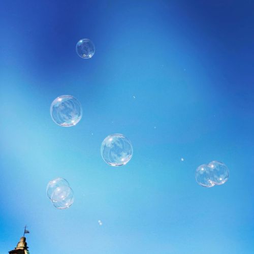 Nonostante tutto, primavera :) #primavera #bolledisapone #bubbles #cielo #sky #bologna #kids (presso