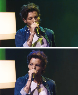 withurlove-deactivated20160803:  Louis singing