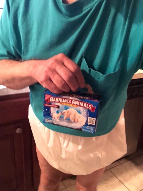 phillydiaperguy:Wet diaper boy with animal crackers. id suck a limp pee pee dick.