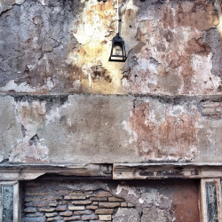 valscrapbook:  Esterni a #trastevere #roma (quante storie potrebbero raccontare queste mura!) by e n i k ő on Flickr.