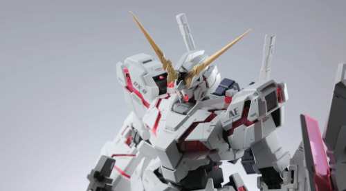 Perfect Grade Gundam Unicorn What a mind-blowing piece of beauty - and those beautifully detailed le