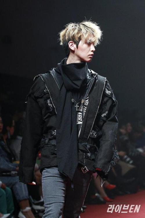 yeo1: Shinwon walking for R.SHEMISTE