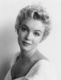 perfectlymarilynmonroe:  Marilyn photographed by Milton Greene, 1954.