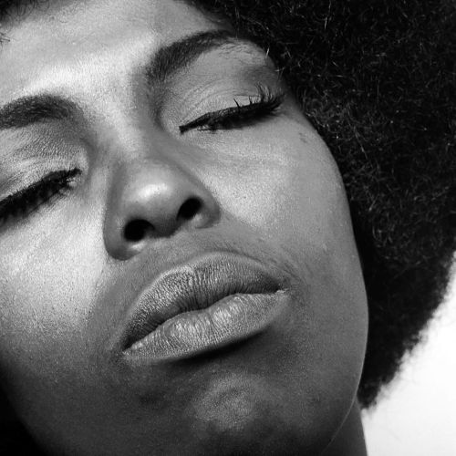 twixnmix:    Roberta Flack photographed by Jack Robinson, November 1969. Photos from this session were used for her her second album Chapter Two (1970).