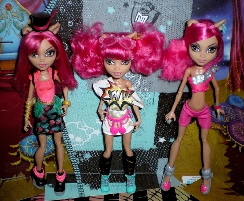 “Dance Class” Howleen(s) Wolf.Left, new outfit & hairstyle. In the middle, new outfi