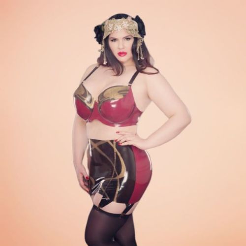 Calling all rubber lovers! The #kissmedeadlylingerie x #rosenoirdesigns latex range is not only made