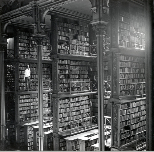 archatlas:   The Old Cincinnati Library I had never seen pictures of this building, it looks amazing, a books lover wet dream! 