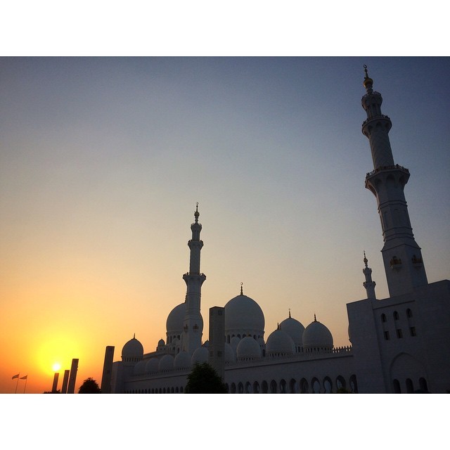 Sunset and minarets - The Sheik Zayed Grand Mosque in the coastal desert city of Abu Dhabi. A must visit! #mosque #sheikzayedmosque #abudhabi #uae #sunset #dubai #desert #islam #architecture #travel #travelphotography #iphoneonly (at Sheikh Zayed...