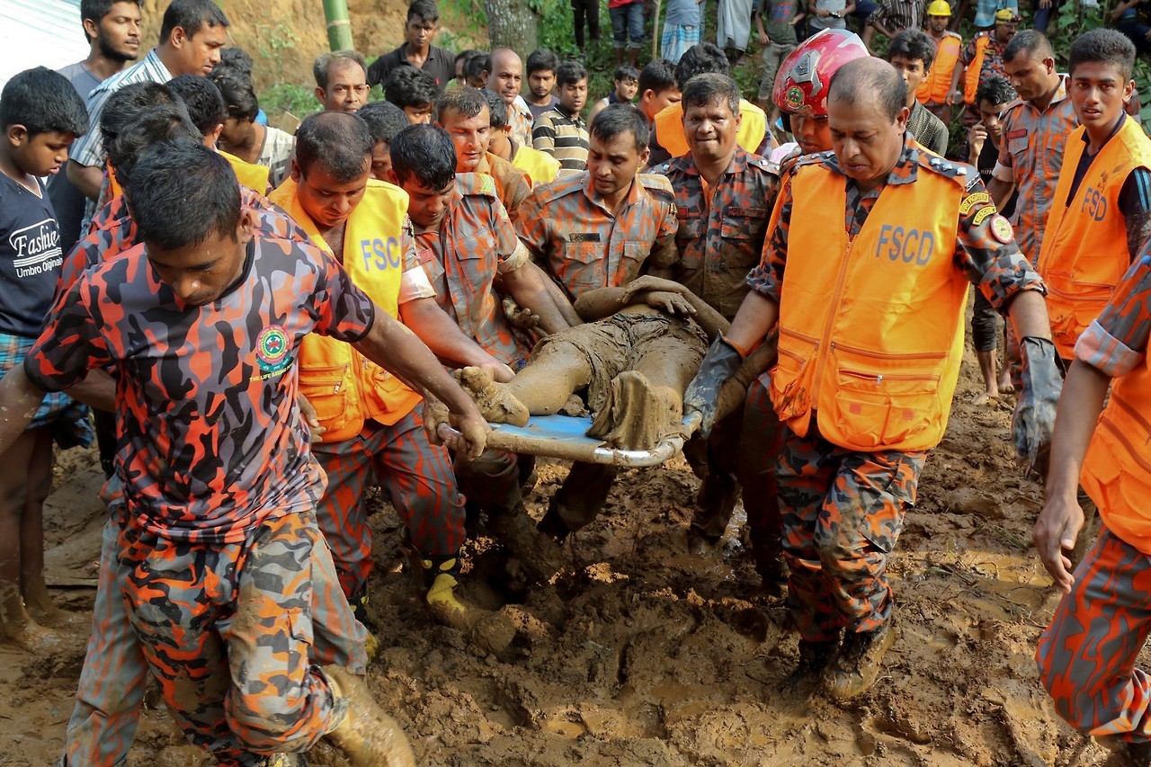 ALUD. Al menos 134 personas han perdido la vida por deslizamientos de tierra provocados por las fuertes lluvias en el sureste de Bangladesh. Se espera que la cifra siga creciendo según vayan llegando las autoridades a todas las zonas afectadas,...