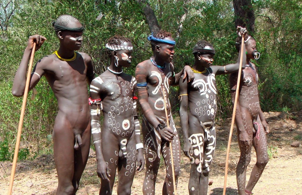 thenakedspiritualist:  The Surma tribe of Ethiopia paint the nude bodies of males