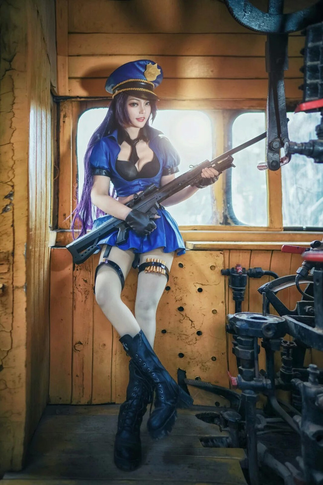league-of-legends-sexy-girls:  Caitlyn Cosplay