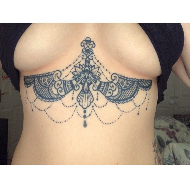 underboobgram:  🇬🇧💉💀🌹Sender wanted to remain anonymous #sternum #sternumtattoos