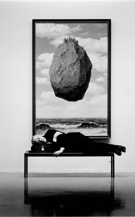 Steve Schapiro - René Magritte Sleeping at MOMA, New York, 1965. 