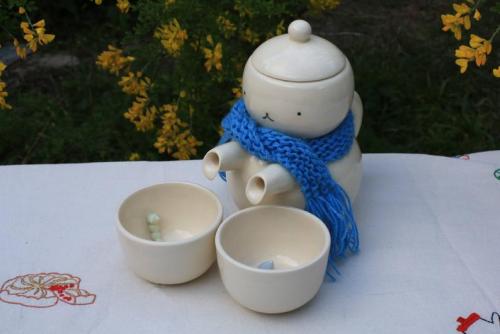 figdays:Cat teapot and surprise cups set //LolaGoldstein