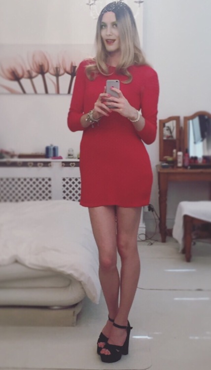 charljohnston:Celebrating the return of the reds with some more photos of this red dress!  Beutifull