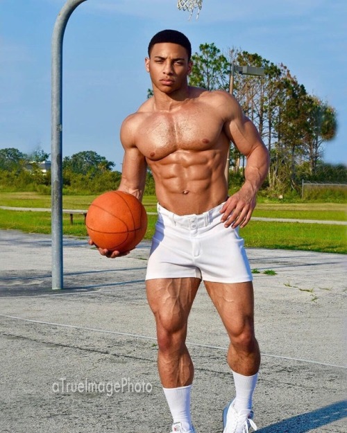 melaninmuscle:TREVOR BELL Dribbling!gear essentials Shop:  www.gearessentials.com BLOG (NSFW): 