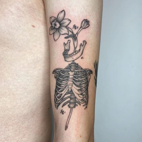 Bones  floral   goldenirontattoostudio tattoo  skeletontattoo inkedgirls floraltattoo flowertattoo   Anatomical  tattoos Neck tattoo Tattoos