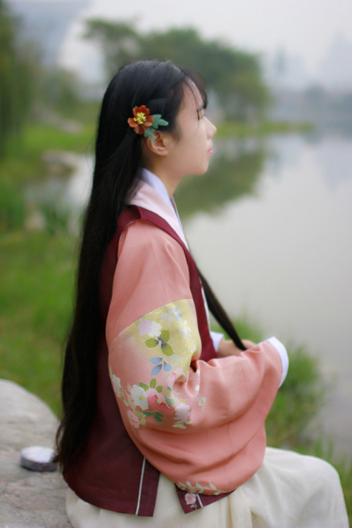 fouryearsofshades: 浅画青杏 Traditional Chinese Hanfu - Type: Bijia/比甲 (sleeveless jacket) worn ove