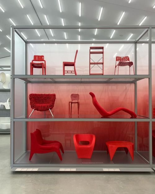 COLOUR RUSH: the Dutch designer @sabine_marcelis has conceived an installation of the @vitradesignmuseum collection with around 400 objects arranged by colour rather than chronology. It reminds me of my efforts (in the past) to colour-coordinate...