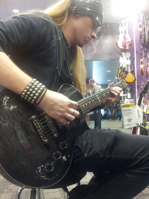 thetalkingpoltergeist: missmidnight took this ended up buying that guitar, she’s named Gretche