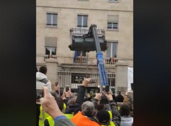 nuderefsarebest:kropotkindersurprise:November 2018 - Gilets Jaunes protesters in France cover police
