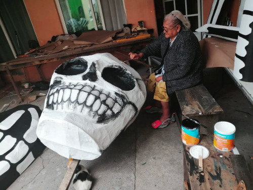 moonjong-starboy: creaturesofnight:An Enormous Skeleton Emerges in the Middle of a Mexican Street fo