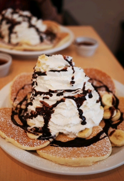 verticalfood:  Banana Pancake with Whipped