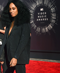 enticingviolets:  subtlecrystalorbs:  effyeahsol-angel:  2014 VMAs   Slayed  Wife