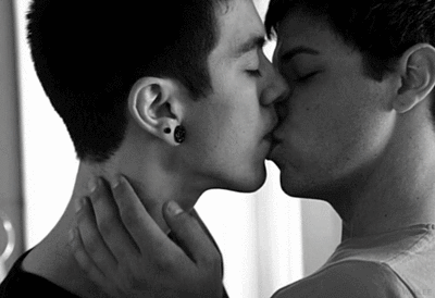 brownieprolineginebra:  No por que me enamoro…. estos son los besos que mas me conmovieron y mas adore, espero les gusten y lo compartan con todos, por que un beso con amor es lo unico que importa… 